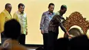 Presiden Jokowi didampingi Wapres Jusuf Kalla dan Ketua Umum Golkar Aburizal Bakrie memukul gong sebagai tanda dibukanya musyawarah nasional luar biasa (Munaslub) Golkar di Bali Nusa Dua Convention Center, Bali, Sabtu (14/5).  (Liputan6.com/Johan Tallo)