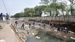 Pekerja Dinas Sumber Daya Air Jaktim menyelesaikan perbaikan turap di daerah aliran Kali Sunter, Jakarta, Rabu (31/10). Perbaikan ini merupakan bagian proyek normalisasi kali guna antisipasi banjir di kala musim penghujan. (Merdeka.com/Iqbal S. Nugroho)