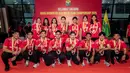 <p>Para pemian tim bulu tangkis Indonesia berfoto bersama dengan trofi Badminton Asia Mixed Team Championships saat acara penyambutan di Terminal 3 Bandara Soekarno Hatta, Tangerang, Senin (17/02/2025). (Bola.com/Bagaskara Lazuardi)</p>