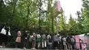 Penggemar mengantre untuk memasuki toko pop-up BTS di Distrik Gangnam, Seoul, Korea Selatan, Jumat (18/10/2019). House of BTS merupakan sebuah pop-up store versi lebih besar dibandingkan yang selama ini dibuka di lokasi konser BTS. (Jung Yeon-je/AFP)