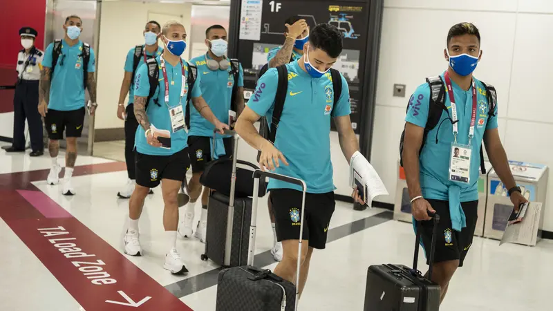 Pemain bintang sekaligus bek veteran Brasil, Dani Alves, melayani permintaan fans untuk foto bersama.  (Foto:AFP/Charly Triballeau)