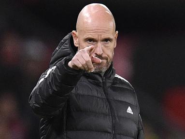 Kedatangan Erik ten Hag sebagai pelatih di Manchester United berhasil membawa Setan Merah bangkit dari keterpurukan pada beberapa musim terakhir. Langkah-langkah pelatih berkebangsaan Belanda tersebut dinilai tepat dan mujarab. Pasalnya, Ten Hag berhasil mendongrak performa MU yang saat artikel ini dibuat (19/01/2023) berhasil menempati urutan ketiga dengan raihan poin yang sama dengan Manchester City yang berada di atasnya, yaitu 39 poin. Berikut ini daftar sentuhan mujarab Erik ten Hag yang bikin MU kembali bangkit di Liga Inggris. (AFP/Oli Scarff)