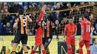 Pemain Hull City Alfred N'Diaye merayakan gol ke gawang Liverpool pada laga Premier League di Stadion KCOM, Hull, Sabtu (4/2/2017). (AFP/Lindsey Parnaby)