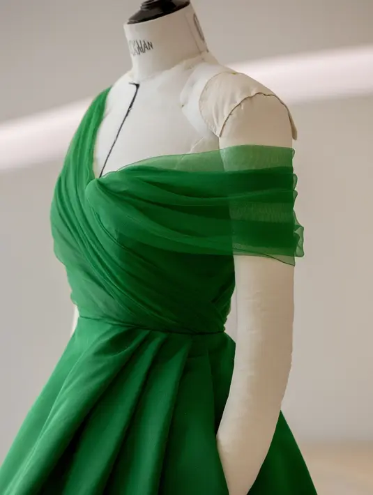 Meskipun Shahidi terlihat luar biasa, ini bukan pertama kalinya dia mengenakan Dior. (Foto: Dior).