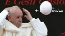 Paus Fransiskus memegang kepala saat menghadiri upacara peringatan 25 tahun kematian Don Tonino Bello di Alessano, Italia (20/4). Angin yang tiba-tiba bertiup membuat zucchetto yang dipakai Paus Fransiskus terbang dari kepalanya. (AFP/Vincenzo Pinto)