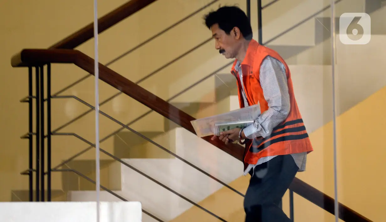 Bupati Solok Selatan, Muzni Zakaria menaiki tangga menuju ruang pemeriksaan di Gedung KPK, Jakarta, Kamis (13/2/2020). Muzni Zakaria diperiksa sebagai tersangka terkait kasus dugaan suap proyek pembangunan infrastruktur Jembatan Ambayan dan Masjid Agung di Solok Selatan. (merdeka.com/Dwi Narwoko)