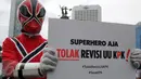 Seorang aktivis mengenakan kostum Power Ranger selama aksi menolak revisi UU KPK,Jakarta, (21/02). Superhero ini tergabung dalam Koalisi Masyarakat Anti-Korupsi. (Liputan6.com/Helmi Afandi)