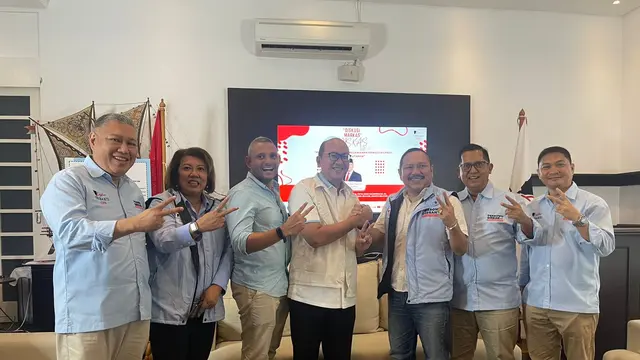 Ketua Tim Kampanye Nasional (TKN) Prabowo-Gibran, Rosan Perkasa Roeslani, menyambangi Laskar Trisakti 08 di Jalan Patal Senayan, Jakarta Selatan, Senin (15/1/2024). (Liputan6.com/Fachrur Rozie)