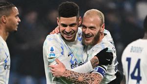 Penyerang Inter Milan asal Brasil, Luis Henrique, merayakan gol kelima timnya bersama bek Inter Milan asal Italia bernomor punggung 32, Federico Dimarco, setelah mencetak gol pada pertandingan Serie A Italia antara Sassuolo dan Inter Milan di Stadion Mapei, Reggio Emilia, Italia, pada 8 Februari 2026. (Piero CRUCIATTI / AFP)