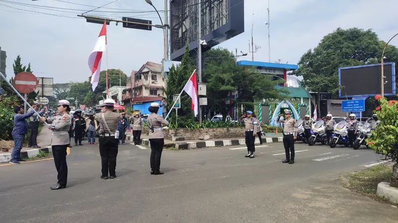 Momen Polantas Bogor Upacara HUT ke-79 RI di Simpang Gadog, Jalur Puncak Sempat Ditutup