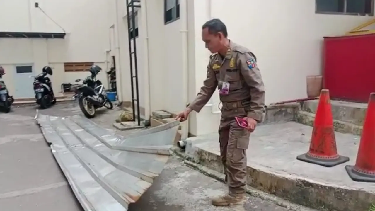Atap gedung Kemuning Gading, Bogor, rusak akibat diterjang angin kencang, Kamis (9/2/2023) pagi (Liputan6.com/Achmad Sudarno)