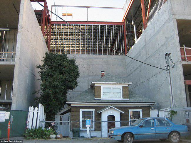 Di sekitar rumah Edith, sudah dikelilingi beton pembatas | foto: copyright dailymail.co.uk