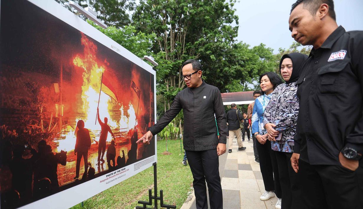 Wakil Menteri Dalam Negeri (Wamendagri), Bima Arya Sugiarto (tengah) didampingi Ketua Pewarta Foto Indonesia (PFI) Nasional, Dwi Pambudo melihat foto-foto pemenang ajang Anugerah Pewarta Foto Indonesia 2026 di halaman Auditorium Sekretariat Daerah Kabupaten Bogor, Jawa Barat, Jumat (8/5/2026). Bertempat di Auditorium Sekretariat Daerah, Kompleks Pemerintah Kabupaten Bogor, Cibinong, Anugerah Pewarta Foto Indonesia (APFI) 2026 resmi dibuka pada Jumat (8/5/2026). (Kapanlagi.com/Budy Santoso)