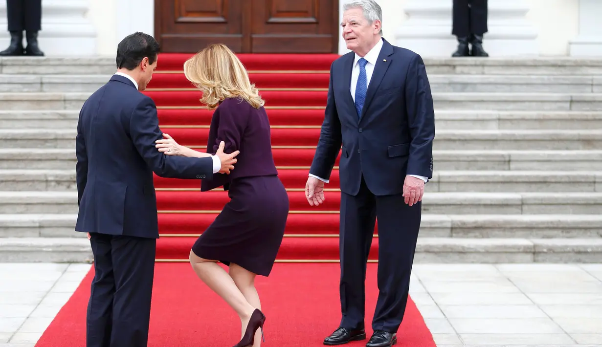 Istri Presiden Meksiko, Angelica Rivera (tengah) dituntun suaminya saat hadir di Berlin, Jerman, 11 April 2016. (REUTERS / Hannibal Hanschke)