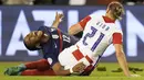 Bek Kroasia, Domagoj Vida saat melanggar penyerang Prancis, Christopher Nkunku dalam pertandingan UEFA Nations League di stadion Poljud, di Split, Kroasia, Selasa (7/6/2022). Prancis bermain imbang dengan Kroasia 1-1. (AP Photo/Darko Bandic)