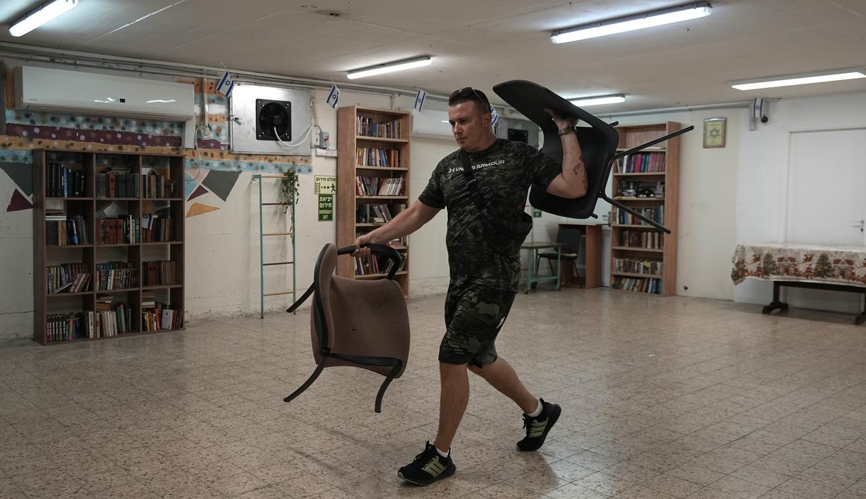 Warga juga disarankan untuk menyediakan air dan makanan yang cukup untuk tiga hari serta membeli baterai dan senter selain obat-obatan. (AP Photo/Tsafrir Abayov)