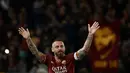 Gelandang AS Roma, Daniele De Rossi, menyapa suporter usai melawan Parma pada laga Serie A di Stadion Olympic, Roma, Minggu (26/5). Laga ini perpisahan bagi De Rossi dan AS Roma setelah 18 tahun. (AFP/Filippo Monteforte)