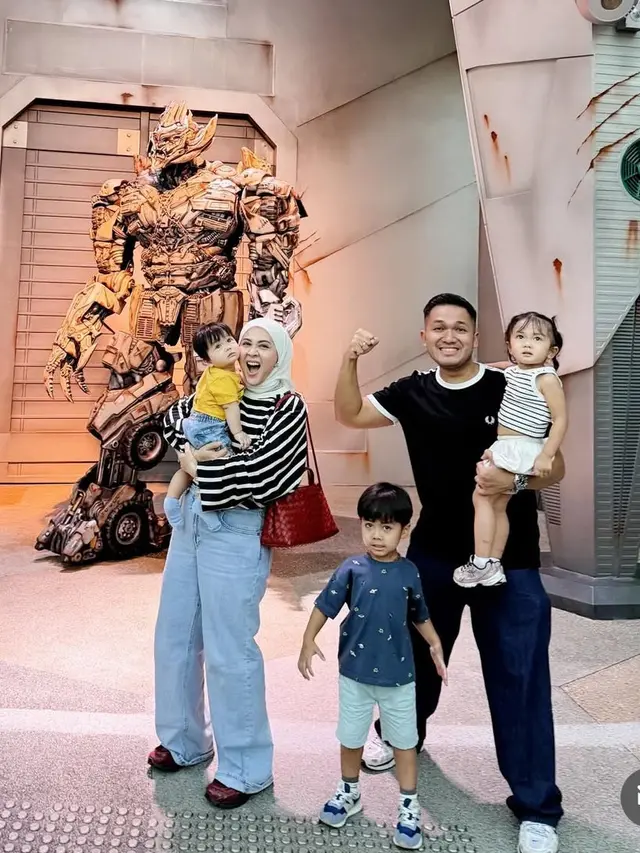 Keseruan Kesha Ratuliu liburan ke Universal Studio. [@kesharatuliu05]