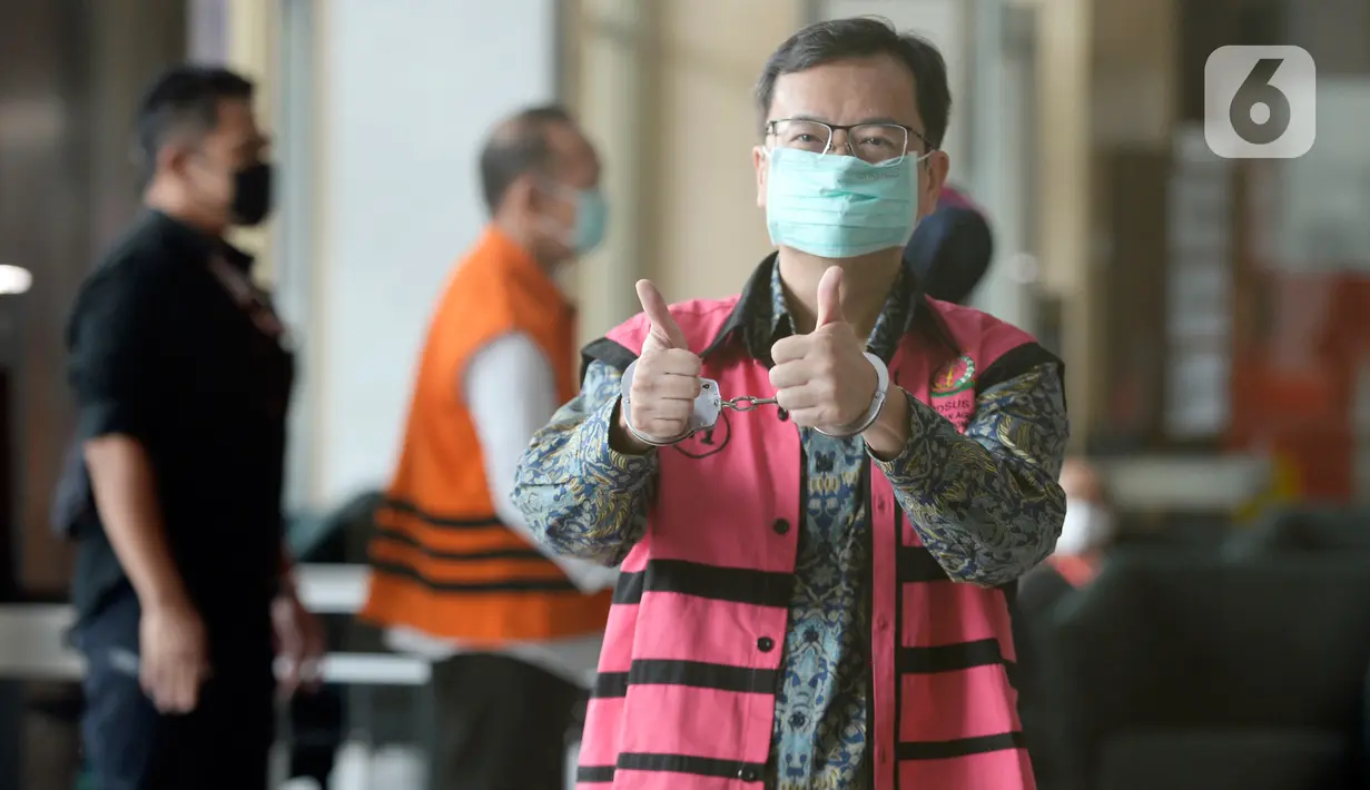 Komisaris PT Hanson International Tbk (MYRX), Benny Tjokrosaputro (kiri) mengacungkan jempol akan menjalani pemeriksaan oleh penyidik di Gedung KPK, Jakarta, Selasa (9/6/2020). Benny Tjokrosaputro diperiksa terkait kasus dugaan korupsi dana investasi PT Asuransi Jiwasraya. (merdeka.com/Dwi Narwoko)