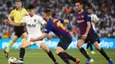 Gelandang Valencia, Carlos Soler, berusaha melewati bek Barcelona, Clement Lenglet, pada laga Copa del Rey di Stadion Benito Villamarin, Sevilla, Sabtu (25/5). Barcelona kalah 1-2 dari Valencia. (AFP/Jose Jordan)