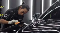 Proses coating nano ceramic pada bodi mobil. (Scuto)