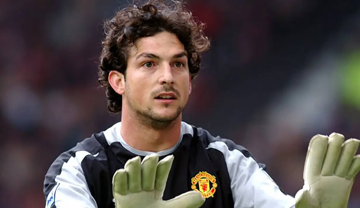 Manchester United merekrut Ricardo pada 30 Agustus 2002 dari Real Valladolid dengan nilai transfer 1,5 juta pound. Ia didatangkan untuk melapis Fabien Barthez dan Roy Carroll. Nyatanya, ia hanya bermain 5 laga hingga musim 2004/2005 dengan torehan 2 kali clean sheet. (manutd.com)