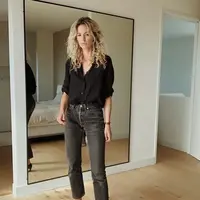 Kombiinasi kemeja hitam dan jeans untuk look simple dan fleksibel dipakai untuk segala suasana (Sumber website: woman-delice.com)