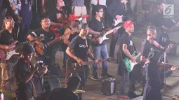 Aksi sejumlah gitaris saat berkolaborasi dengan penyanyi Lara di BSD, Tagerang Selatan, Jumat (9/2). Dalam konser tersebut Lara dan 100 musisi mendapatkan pengakuan rekor MURI. (Liputan6.com/Angga Yuniar)