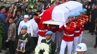 Prosesi pemakaman Wakil Presiden ke-9 RI, Hamzah Haz digelar secara kenegaraan. (merdeka.com/Arie Basuki)