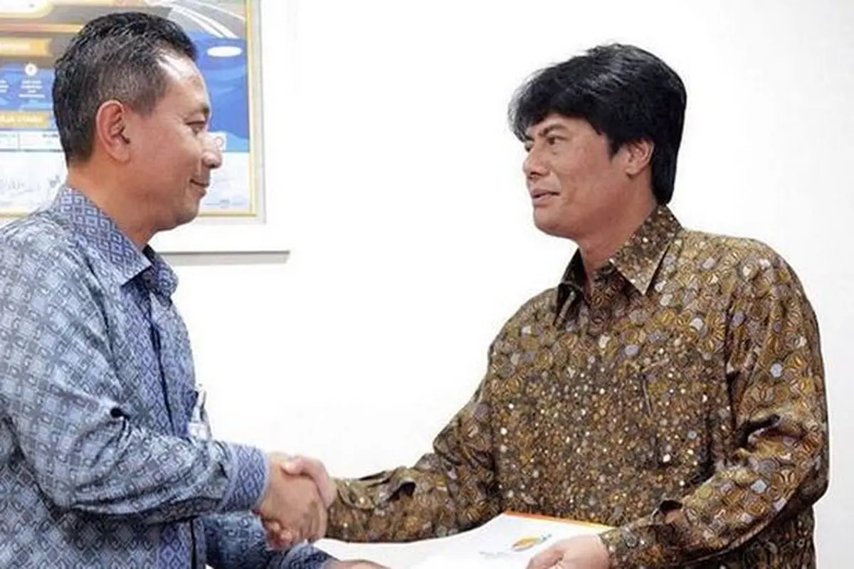 Penyerahan Salinan Keputusan Menteri Badan Usaha Milik Negara Selaku Rapat Umum Pemegang Saham PT Pertamina tentang Pengangkatan Direktur Utama Perusahaan Perseroan. (Foto: Instagram Kementerian BUMN)