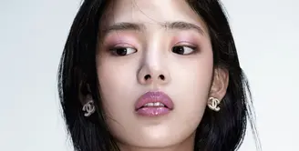 Minji, anggota NewJeans yang dikenal dengan pesona anggun dan keindahan klasiknya, kini menjadi wajah baru dalam kampanye koleksi makeup CHANEL CAM&Eacute;LIA FUTURA 2025. [Dok/Chanel].