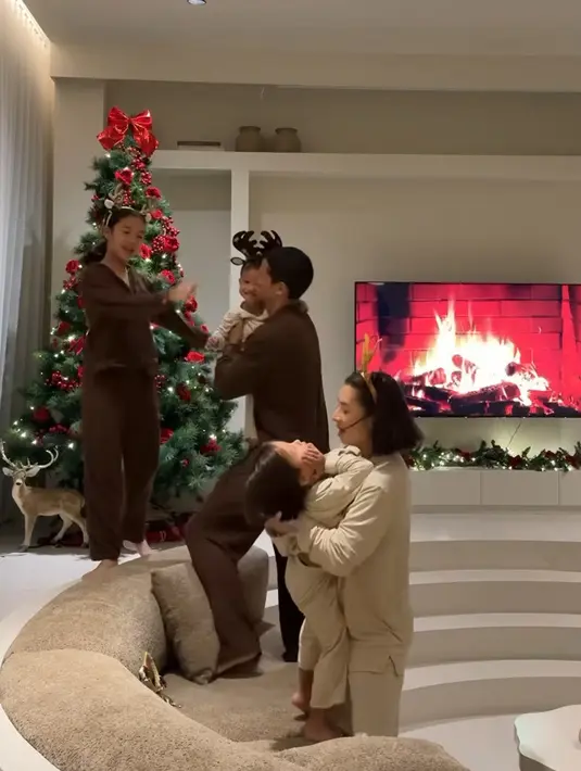 Keluarga Bachdim pun kompak mengenakan piyama saat membuat pohon natal di rumahnya. Piyama pun tampan warna kecoklatan. Lengkap dengan bando rusa. [@jenniferbachdim]