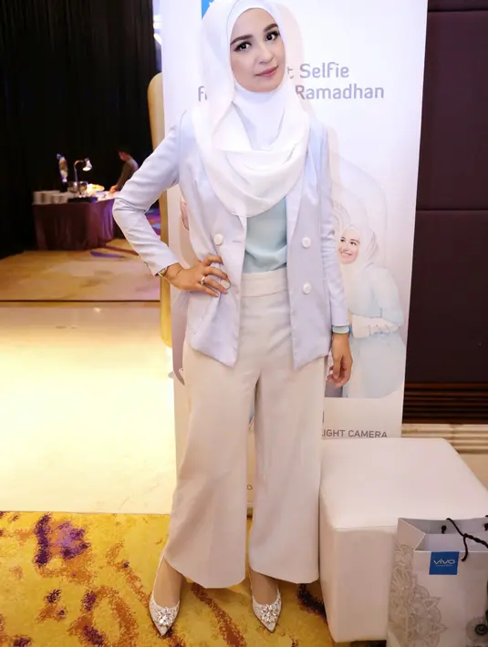 Shireen Sungkar bersyukur lantaran masih dipertemukan dengan Ramadan tahun ini. Selain itu, masih bias menjalankan ibadah puasa sambil bekerja. (Adrian Putra/Bintang.com)