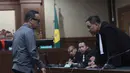 Mantan Wakil Menteri Ketenagakerjaan, Immanuel Ebenezer Gerungan atau Noel (kiri), saat sidang pembacaan putusan atau vonis di Pengadilan Tindak Pidana Korupsi (Tipikor), Jakarta, Kamis (4/6/2026). (Kapanlagi.com/Budy Santoso)