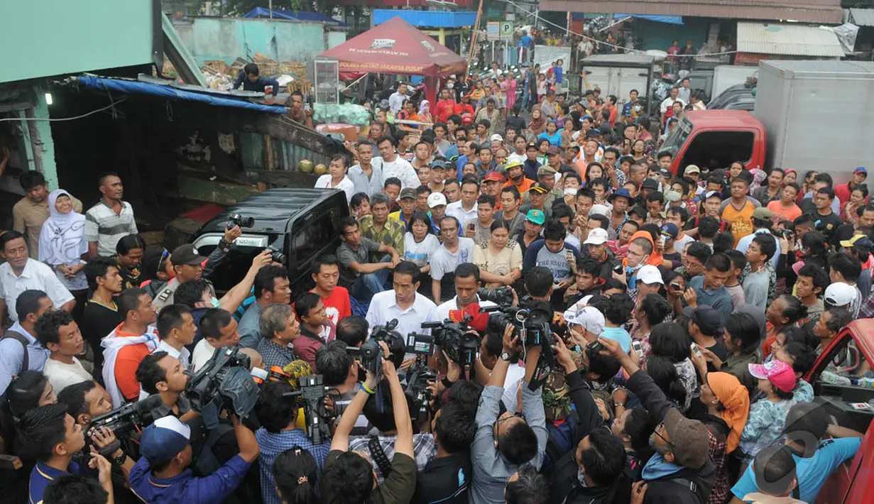 Warga tetap antusias menyambut kedatangan Jokowi, walaupun sebelumnya sempat ada cibiran bahwa kedatangannya hanya sebuah pencitraan, Sabtu (26/4/2014) (Liputan6.com/Herman Zakharia).
