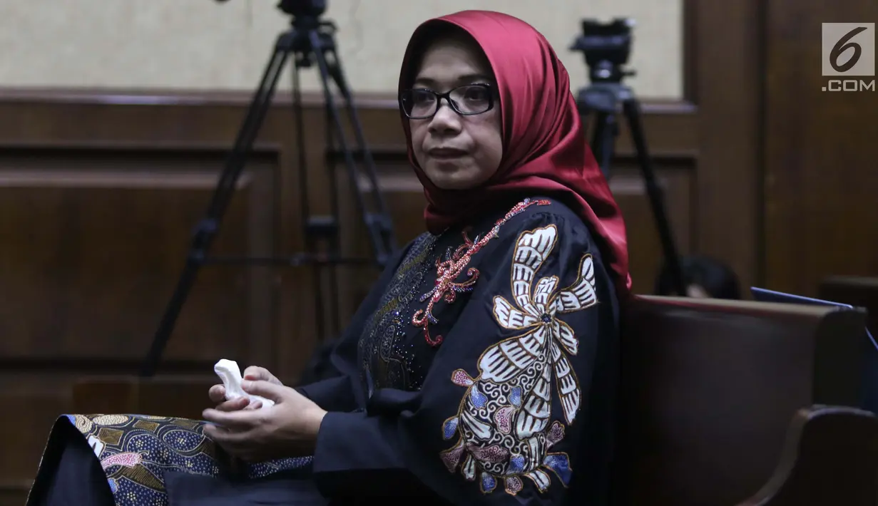 Terdakwa dugaan suap kesepakatan kontrak kerja sama pembangunan PLTU Riau-1, Eni Maulani Saragih bersiap menjalani sidang lanjutan di Pengadilan Tipikor, Jakarta, Selasa (22/1). Eni menjalani pemeriksaan terdakwa. (Liputan6.com/Helmi Fithriansyah)