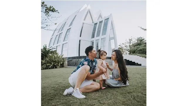 Franda dan Samuel bermain bersama dengan sang buah hati