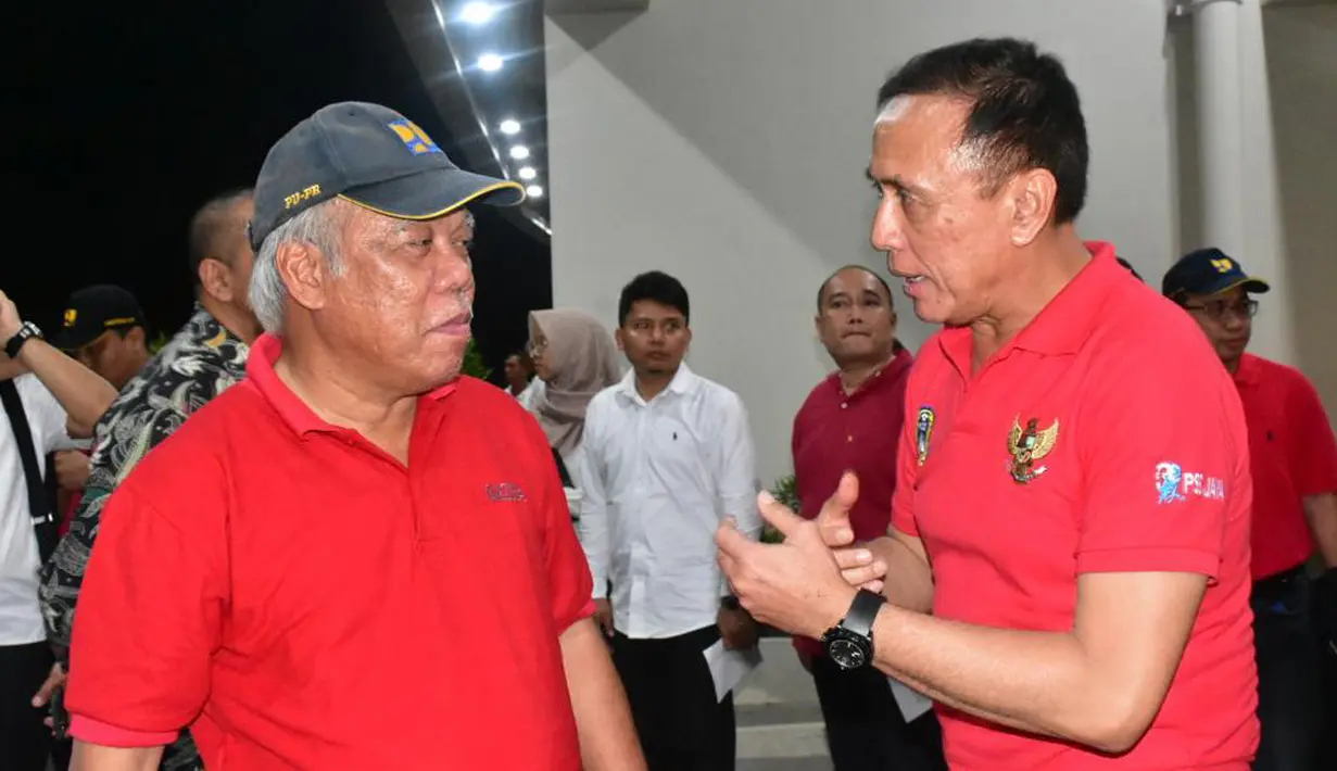 Ketua PSSI, Mochamad Iriawan, berbincang dengan Menteri PUPR, Basuki Hadimuljono, saat meresmikan Stadion Manahan, Solo, Jawa Tengah, Sabtu (15/2/2020). Stadion tersebut merupakan salah satu calon veneu di Piala Dunia U-20 2021 di Indonesia. (Dokumentasi PSSI)