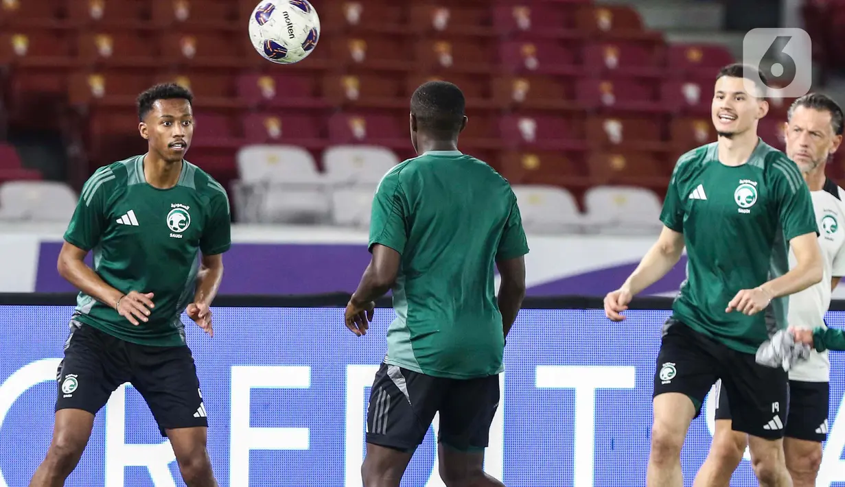 Saat ini, Green Falcon—julukan bagi timnas Arab Saudi—berada di posisi tiga klasemen grup C babak ketiga kualifikasi Piala Dunia 2026 zona Asia. (Liputan6.com/Angga Yuniar)