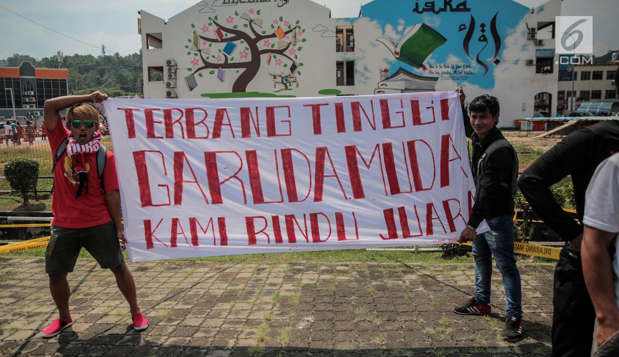 Suporter Garuda Muda membentangkan spanduk untuk mendukung Timnas Indonesia U-22 pada laga melawan Timor Leste di Stadion Selayang, Selangor, Minggu (20/8). Indonesia melakoni laga ketiga dalam lanjutan grup B SEA Games 2017. (Liputan6.com/Faizal Fanani)