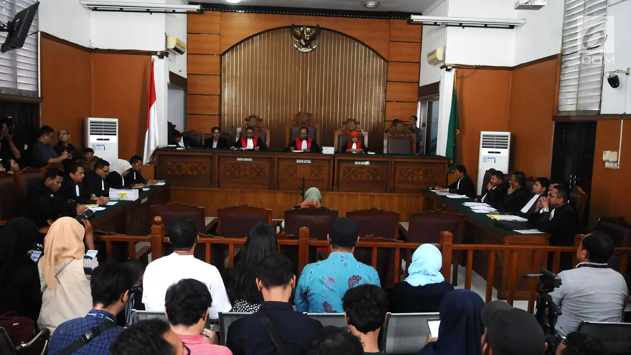 Jalani Sidang Perdana, Ratna Sarumpaet Kenakan Rompi Tahanan