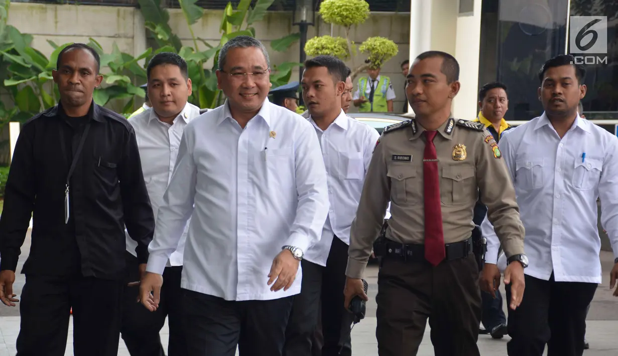 Mendes PDTT, Eko Putro Sandjojo (kedua kiri) mendatangi Gedung KPK, Jakarta, Jumat (14/7). Mendes Eko Putro akan diperiksa sebagai saksi kasus suap Pemberian Opini WTP oleh BPK RI yang melibatkan pejabat di kementeriannya. (Liputan6.com/Helmi Afandi)