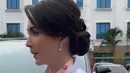 Arumi juga mengenakan pin merah. Melengkapi tampilannya dengan aksesori anting-anting model rain drop warna silver. [@arumibachsin_94]