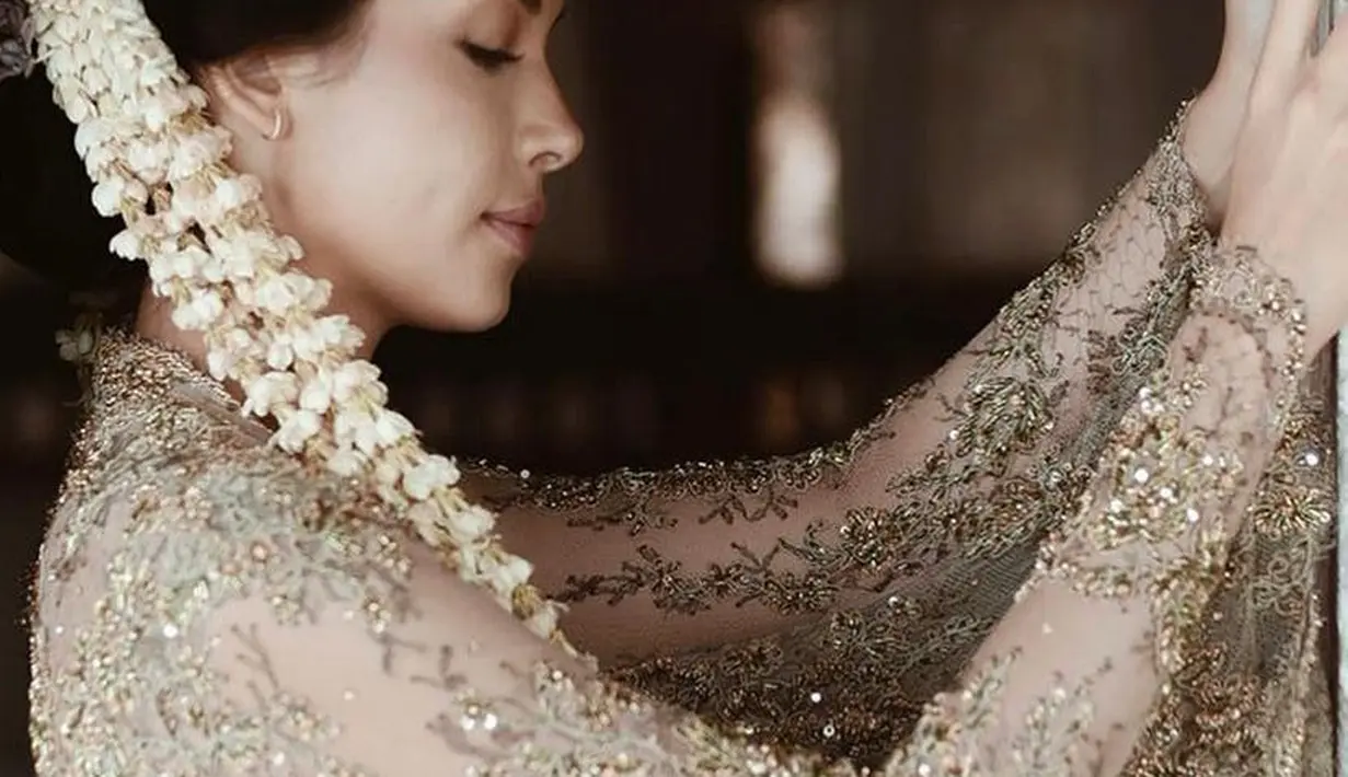 Untuk aksesori, Estelle pakai anting sederhana, cincin dan kalung yang dirangkai pas di leher.(Instagram/estelleelinden/prabawasurya).