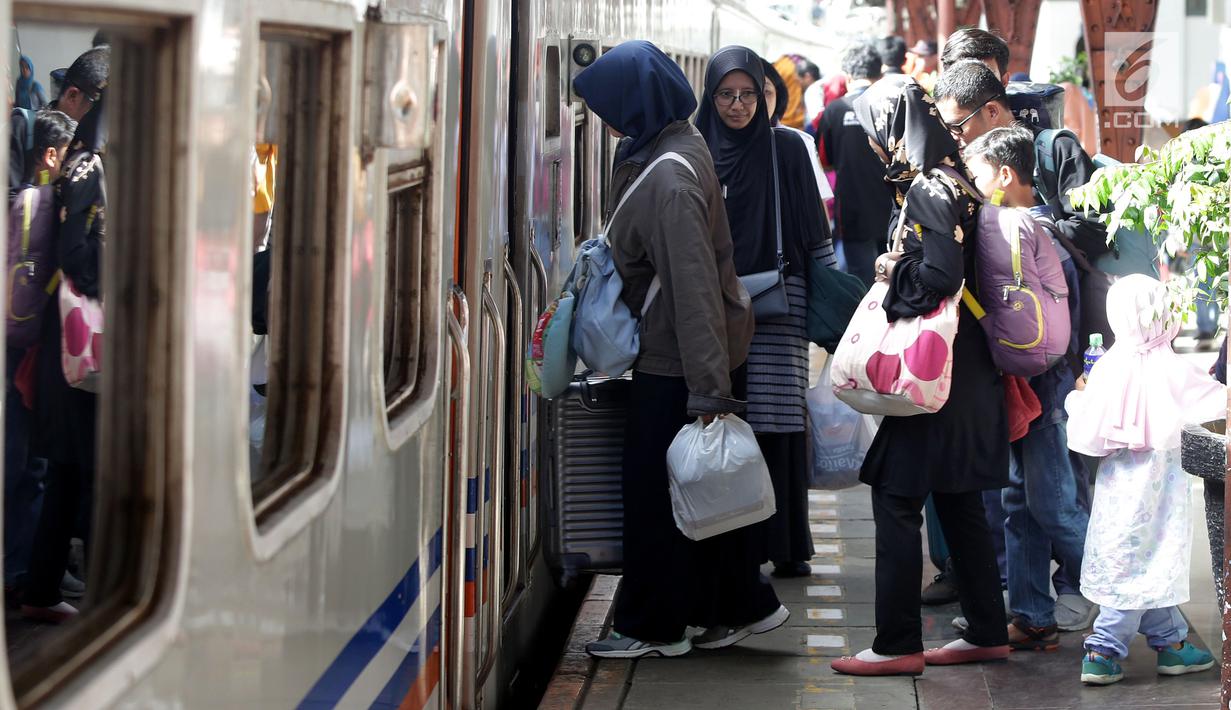 Calon penumpang antre masuk kereta di Stasiun Pasar Senen, Jakarta, Jumat, (22/12). Memasuki masa libur panjang Natal 2017 dan Tahun Baru 2018 akan PT. KAI akan mengoperasikan 17 Kereta Api tambahan. (Liputan6.com/Johan Tallo)