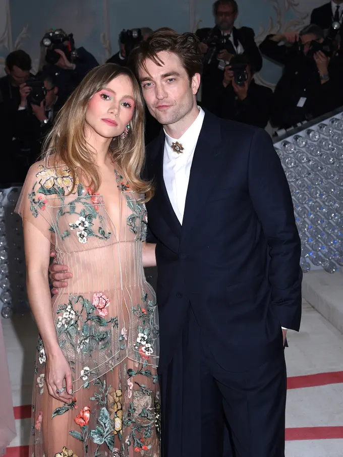 Suki Waterhouse dan Robert Pattinson