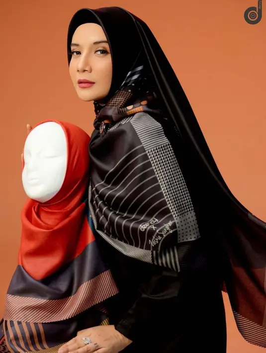 Zaskia yang juga dikenal sebagai desainer busana muslim memang sering curi perhatian netizen. Bahkan, saat menjalani pemotretan dengan hijab segi empat dan model sederhana, ia tetap terlihat elegan. (Liputan6.com/IG/@zaskiasungkar15)