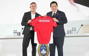 Pengangkatan Herdman sebelumnya telah lebih dulu diumumkan melalui media sosial federasi pada 3 Januari 2026 silam. Tampak dalam foto, Pelatih kepala baru tim nasional sepak bola Indonesia, John Herdman (kiri), dan Ketua Persatuan Sepak Bola Seluruh Indonesia (PSSI), Erick Thohir memegang jersey saat konferensi pers di Jakarta, Selasa 13 Januari 2026. (AP Photo/Achmad Ibrahim)