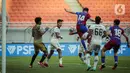 Pemain Barcelona U-18 Jan Molina Vilaseca (tengah) menendang bola ke gawang Bali United U-18 pada pertandingan International Youth Championship (IYC) 2021 di Jakarta International Stadium (JIS), Jakarta, Minggu (17/4/2022). Barcelona U-18 menang 4-0. (Liputan6.com/Faizal Fanani)