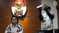 Wakil Ketua KPK, Basaria Panjaitan (kiri) bersama petugas KPK menunjukkan barang bukti hasil OTT terkait pengisian jabatan perangkat daerah di lingkungan Pemkab Kudus, Gedung KPK Jakarta, Sabtu (27/7/2019). KPK menyita barang bukti uang sebesar Rp170 juta. (Liputan6.com/Helmi Fithriansyah)